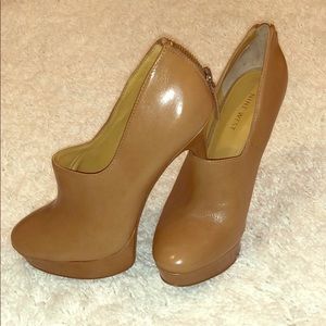 Nine West 6.5M tan leather ankle pumps